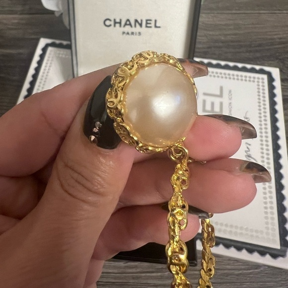 BEAUTIFUL Chanel Vintage XL Gold Pearl Hoop Clip On Earrings - Picture 2 of 13